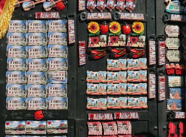 Les aimants, stylos et porte-clés - les souvenirs albanais à rapporter