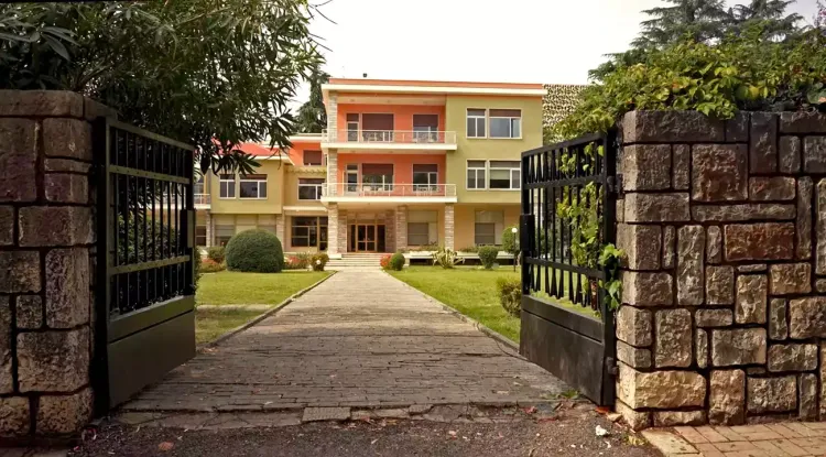 L'entrée à la villa d'Enver Hoxha à Tirana L'entrée à la villa d'Enver Hoxha à Tirana