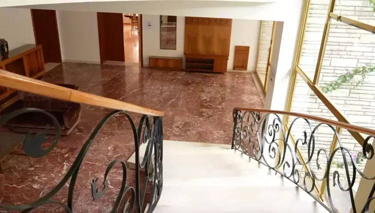 L'escalier dans la villa de Hoxha à Tirana L'escalier dans la villa de Hoxha à Tirana