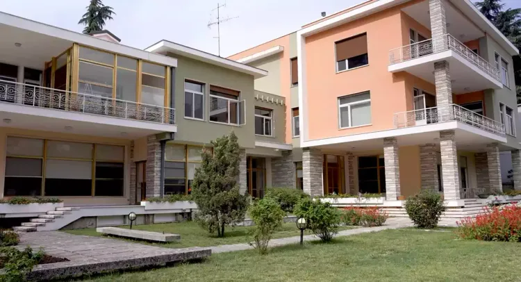 L'extérieur de la ville d'Enver Hoxha à Tirana L'extérieur de la ville d'Enver Hoxha à Tirana