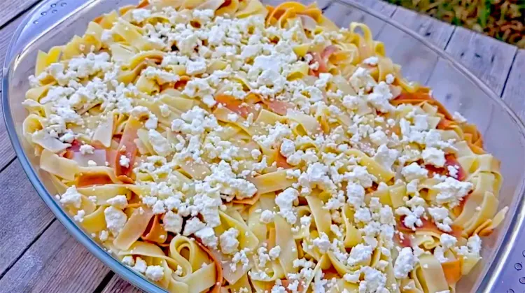 Les pâtes Jufka, la principale spécialité culinaire de la région de Dibër, l'Albanie Les pâtes Jufka, la principale spécialité culinaire de la région de Dibër, l'Albanie