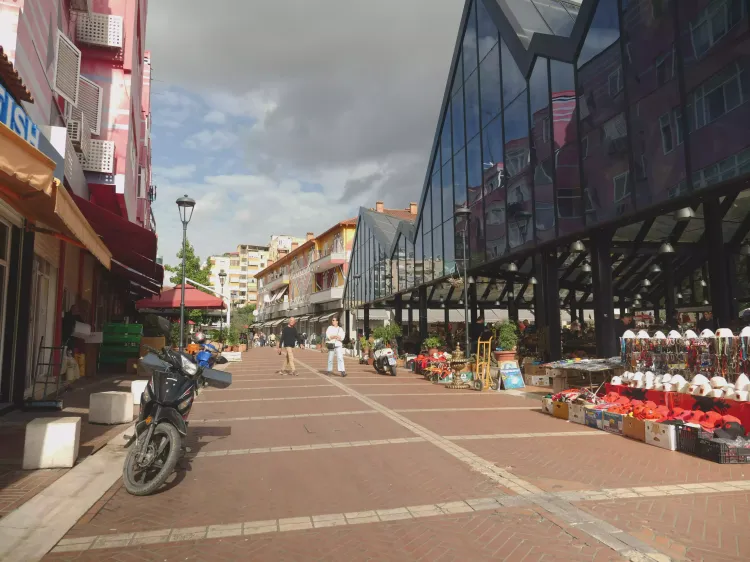 Le Nouveau Bazar (Pazari i Ri) de Tirana, Albanie