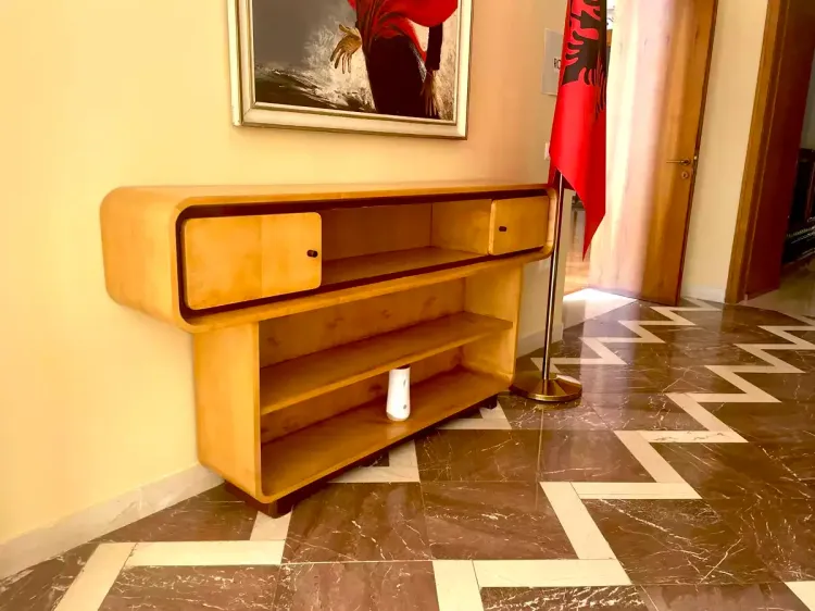 Un meuble dans la ville d'Enver Hoxha à Tirana Un meuble dans la ville d'Enver Hoxha à Tirana
