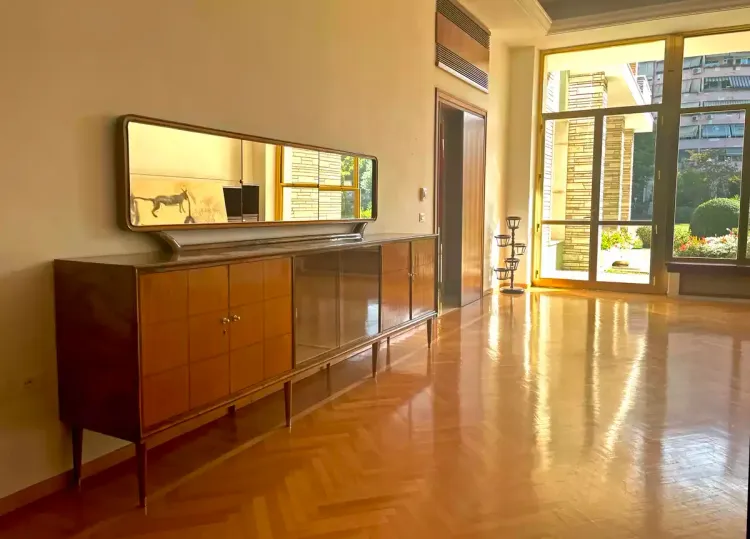 Un meuble dans la ville d'Enver Hoxha à Tirana Un meuble dans la ville d'Enver Hoxha à Tirana