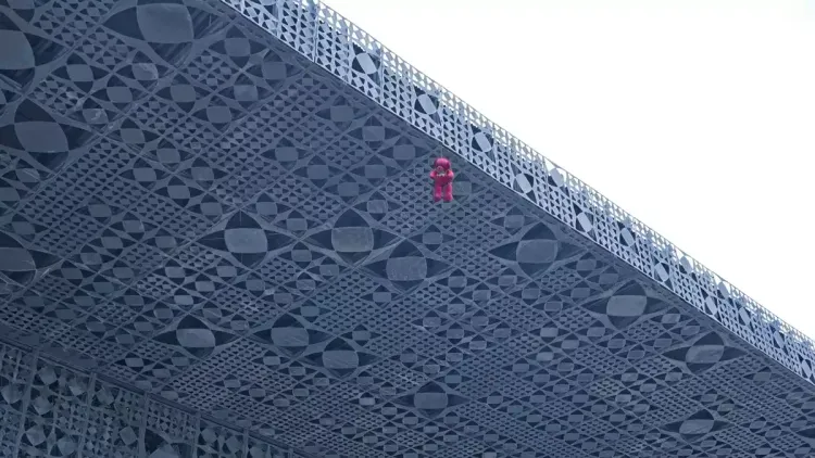 Un ourson accroché au toit de l'aéroport de Rinas, Tirana, l'Albanie Un ourson accroché au toit de l'aéroport de Rinas, Tirana, l'Albanie