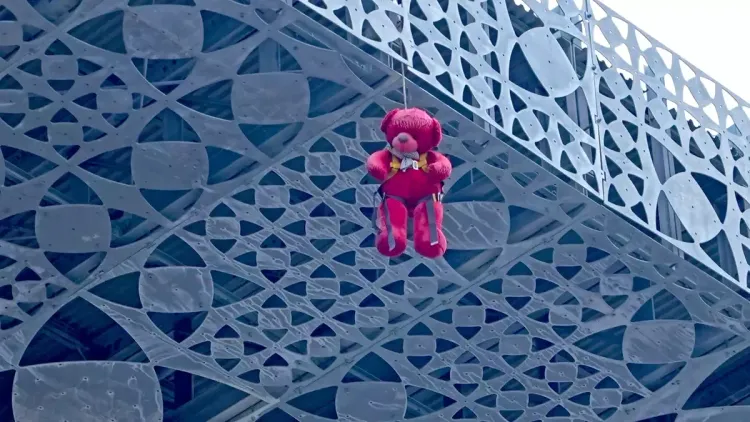 Un ourson en peluche accroché au toit de l'aéroport de Rinas, Tirana, l'Albanie Un ourson en peluche accroché au toit de l'aéroport de Rinas, Tirana, l'Albanie