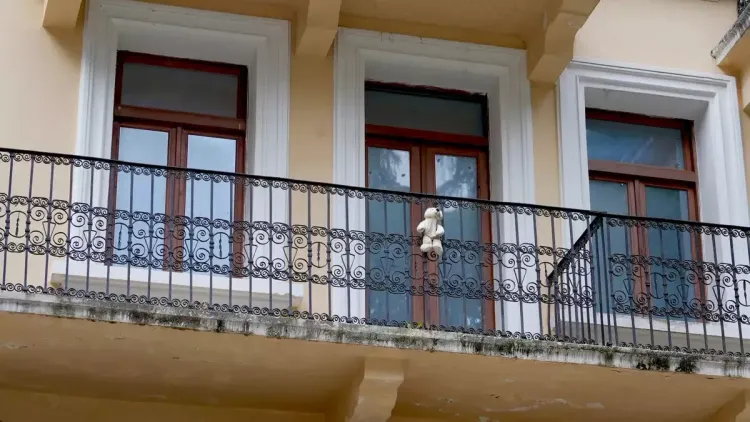 Un Dordolec au balcon à Gjirokaster, l'Albanie Un Dordolec au balcon à Gjirokaster, l'Albanie