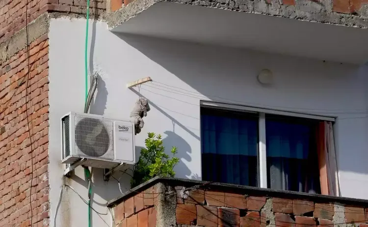 Une peluche sur un balcon, l'Albanie Une peluche sur un balcon, l'Albanie