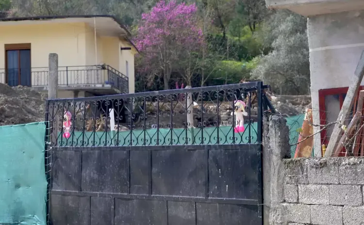 Des poupées sur une porte en Albanie Des poupées sur une porte en Albanie