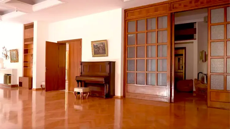 Le salon de la ville d'Enver Hoxha à Tirana Le salon de la ville d'Enver Hoxha à Tirana