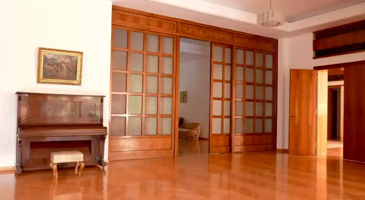 Le salon de la ville d'Enver Hoxha à Tirana Le salon de la ville d'Enver Hoxha à Tirana