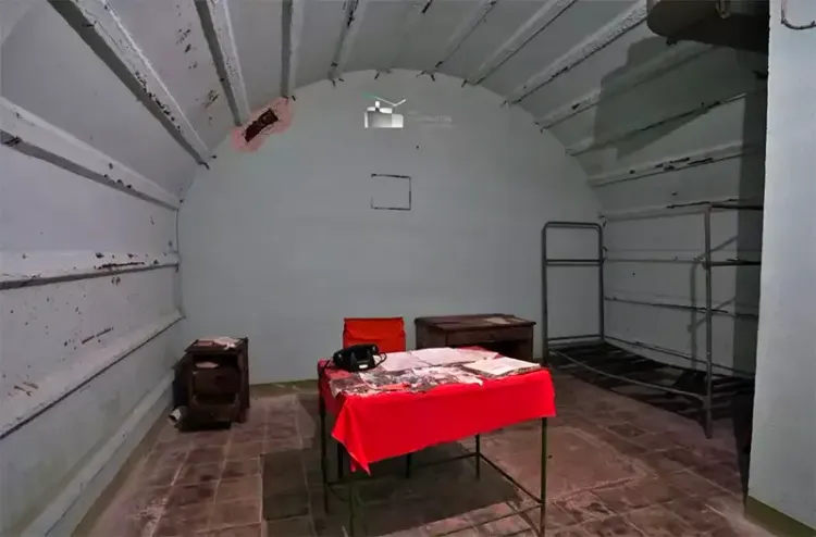 Le musée-tunnel de la guerre froide à Gjirokaster Le tunnel de la guerre froide à Gjirokaster