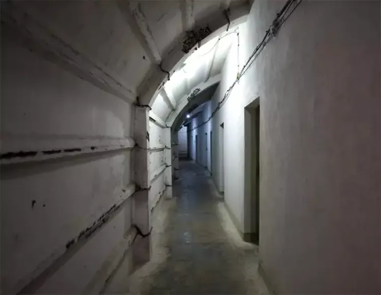 Le musée-tunnel de la guerre froide à Gjirokaster Le tunnel de la guerre froide à Gjirokaster