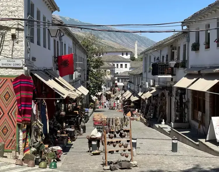 Le quartier du vieux bazar de Gjirokaster, l'Albanie Le quartier du vieux bazar de Gjirokaster, l'Albanie