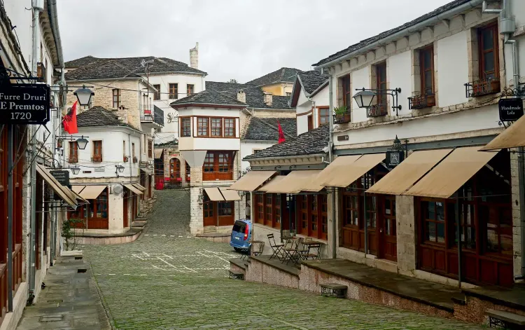 Le vieux bazar de Gjirokastra au petit matin
