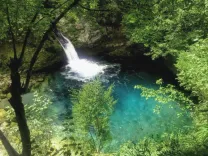 L'oeil bleu (Blue Eye) de Theth, le nord de l'Albanie