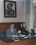 Enver Hoxha avec le portrait de Joseph Staline en 1971